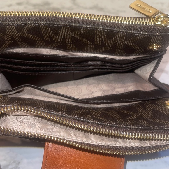 Michael Kors monogram crossbody - Picture 10 of 12